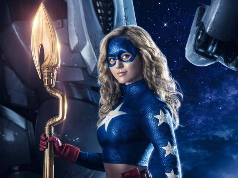 STARGIRL | NOVA SÉRIE DA DC UNIVERSE REVELA HEROÍNA COM SEU TRAJE